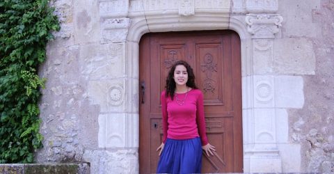 девушка у двери